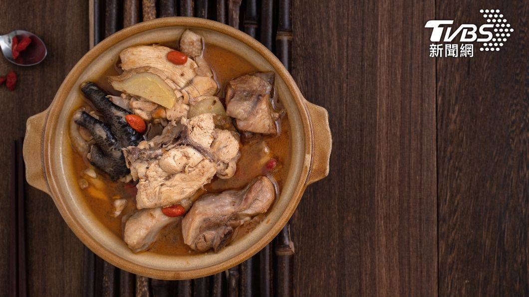燒酒雞比其他雞湯品項多了中藥材，更能增強免疫力。（示意圖／shutterstock達志影像）