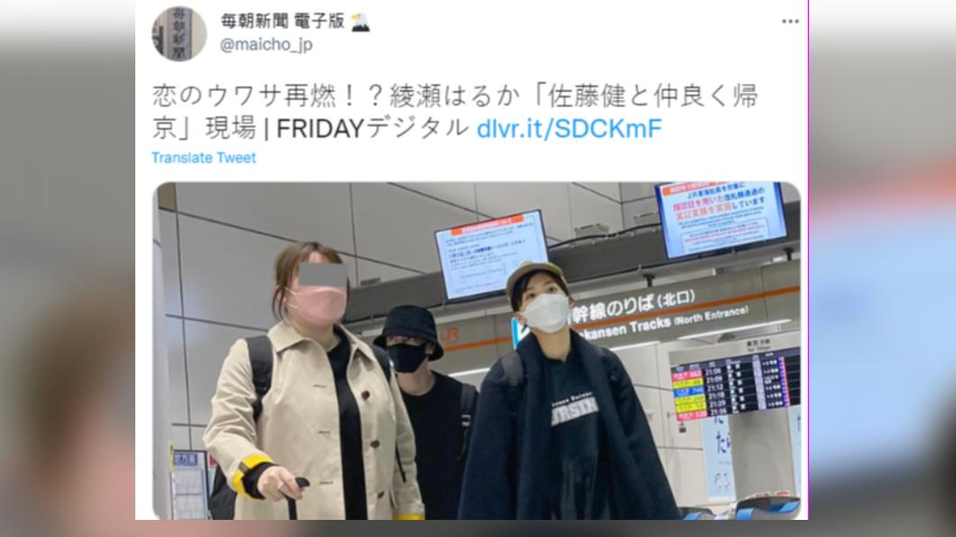 佐藤健和綾瀨遙曾被拍到外景後一起搭新幹線返回東京。(圖/翻攝自推特)