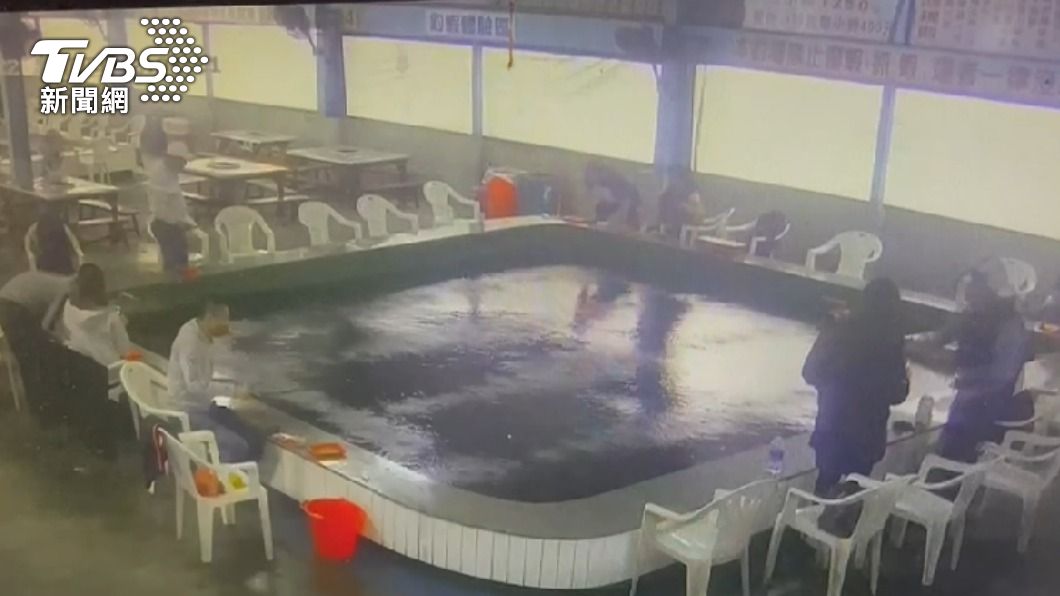 宜蘭釣蝦場水狂搖但釣客無感。(圖/TVBS)