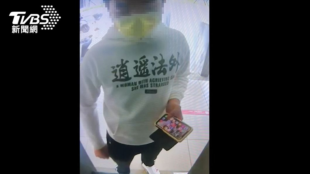 詐8旬婦近百萬 車手穿「逍遙法外」帽T領贓款 下場曝光