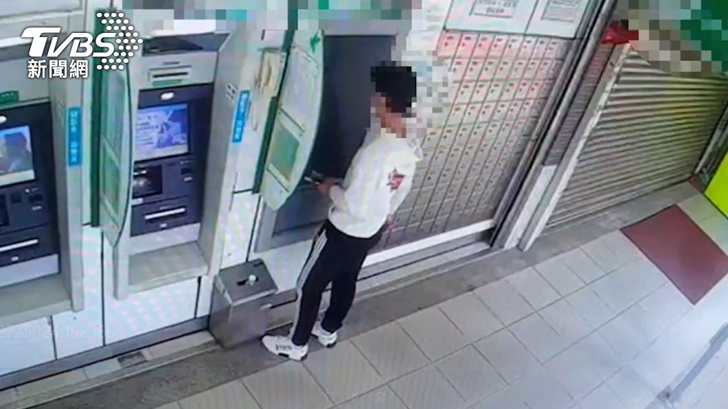 郵局監視器拍下邱姓車手提領贓款的身影。（圖／TVBS）