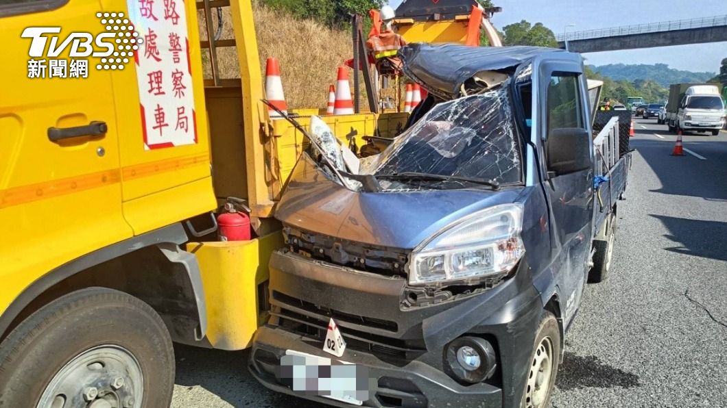 小貨車追撞國道緩撞車!右半側「削爛」 副駕乘客遭夾慘死