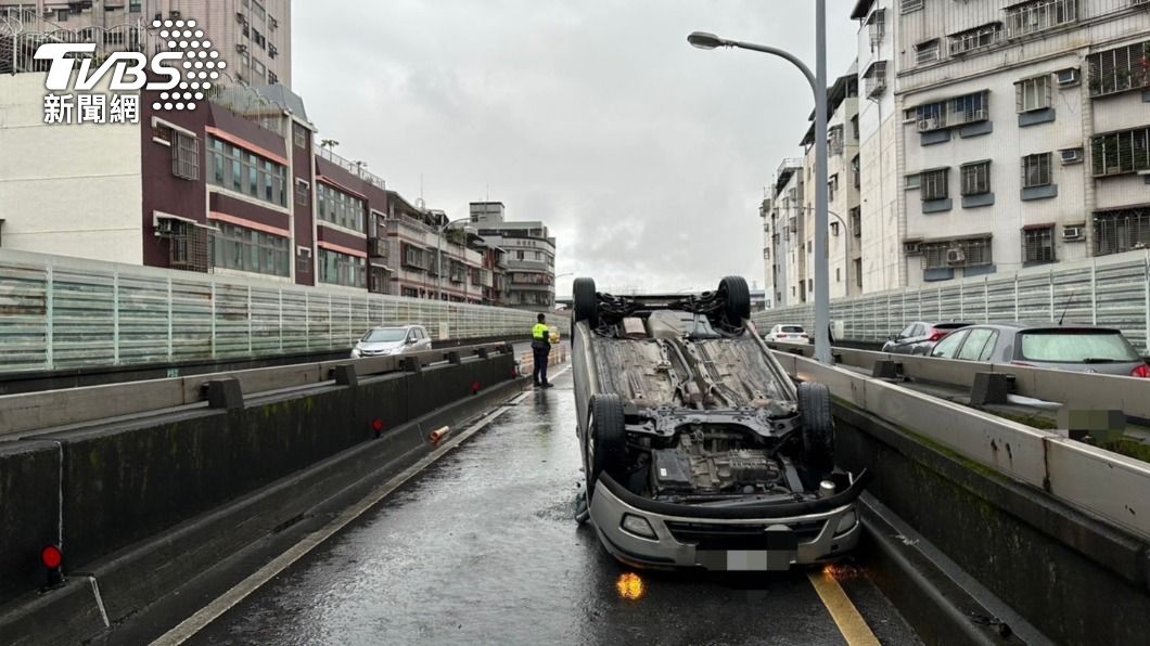 小轎車自撞板橋華翠橋護欄後翻覆。(圖/TVBS)