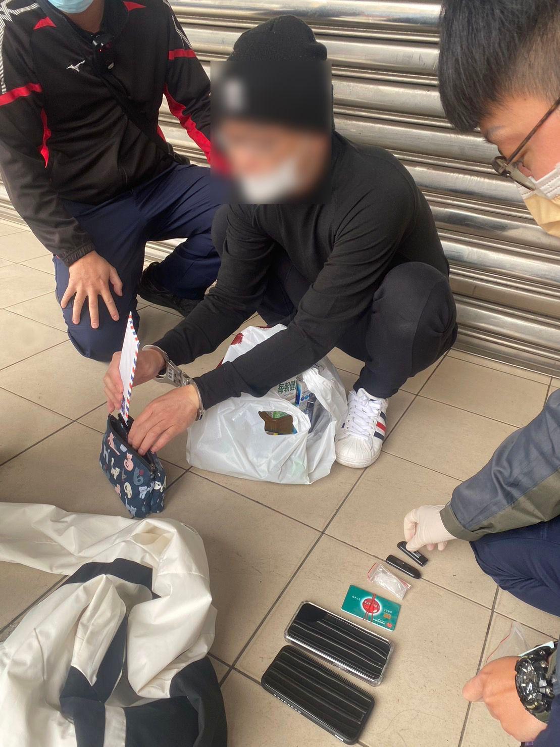 男子除了詐欺,還被搜出身上毒品和詐騙集團取簿手身分。(圖/警方提供)