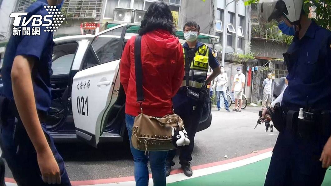 警方到場將犯嫌帶回。（圖／TVBS）