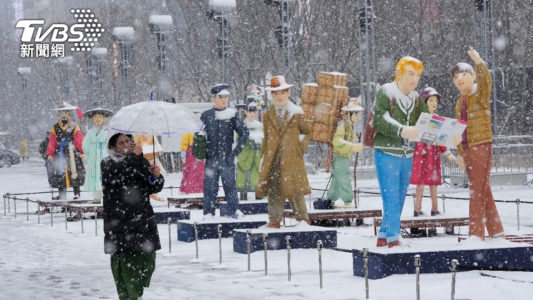 南韓多地積雪逾10公分,首爾光化門廣場外覆蓋了厚厚的雪。(圖/達志影像美聯社)