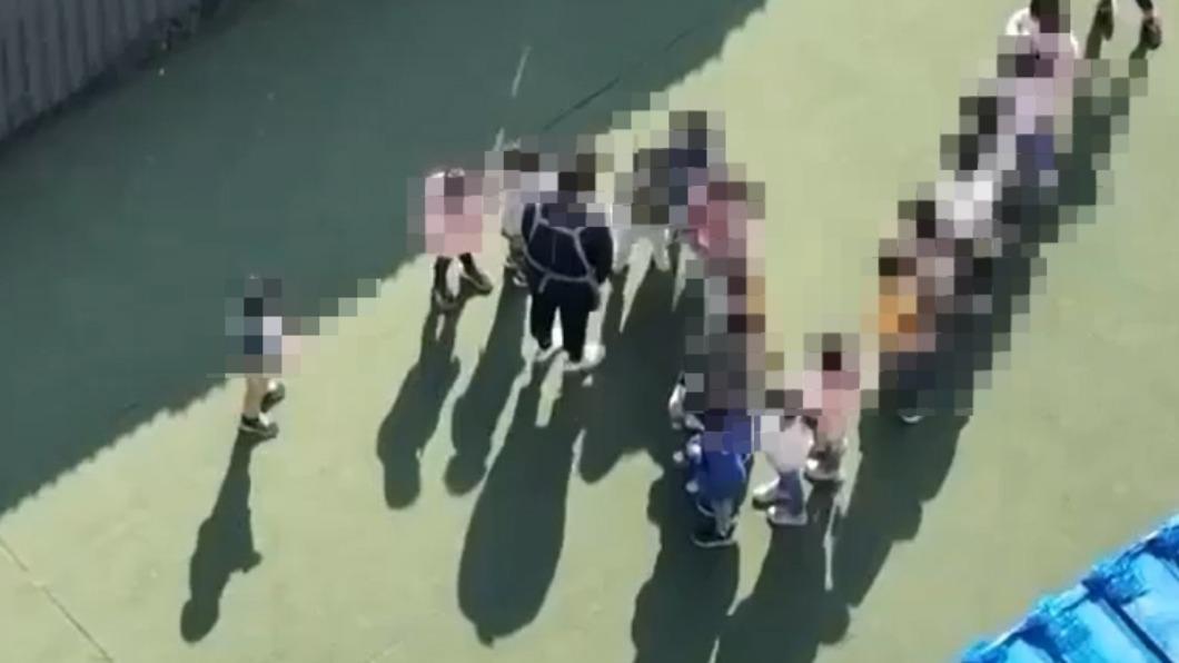 教保員出手推女童、巴頭。(圖/民眾提供)
