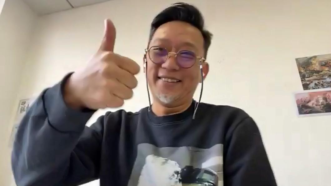 ˊ鄭保瑞對著鏡頭比讚。(圖/華映提供)