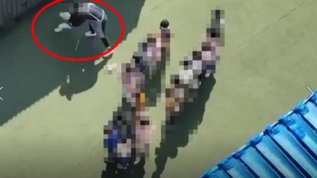 女童被扔到角落。(圖/民眾提供)