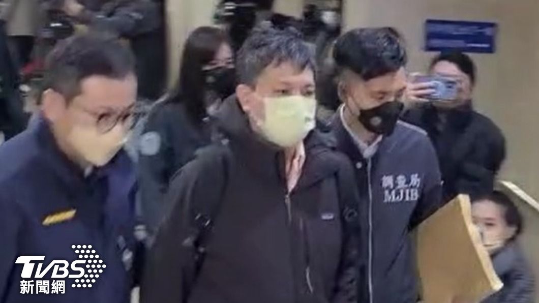 陳奐宇(中)被送往台北地檢署。(圖/TVBS)