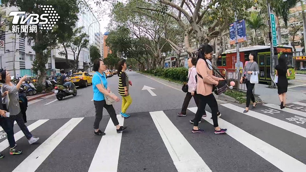 擺脫行人地獄! 立院初審 恢復「人行道違停」可檢舉