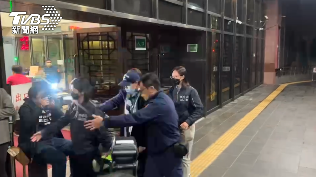 高虹安露面了!深夜列被告移送北檢複訊