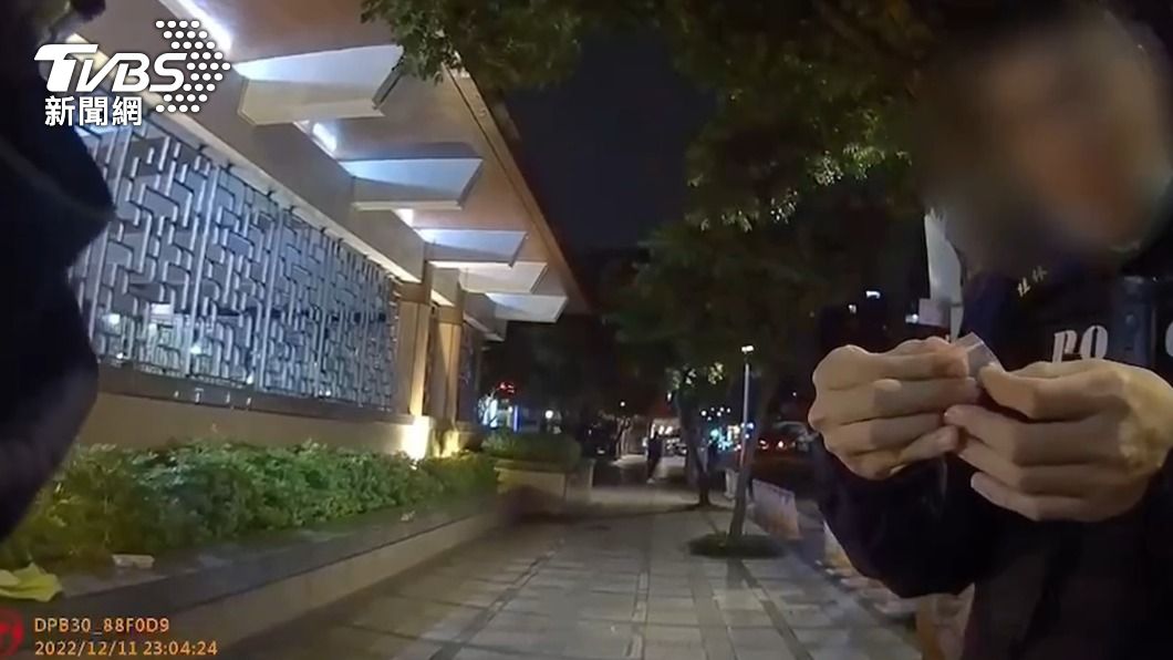 警方現場查獲1小包海洛因毒品。(圖/TVBS)