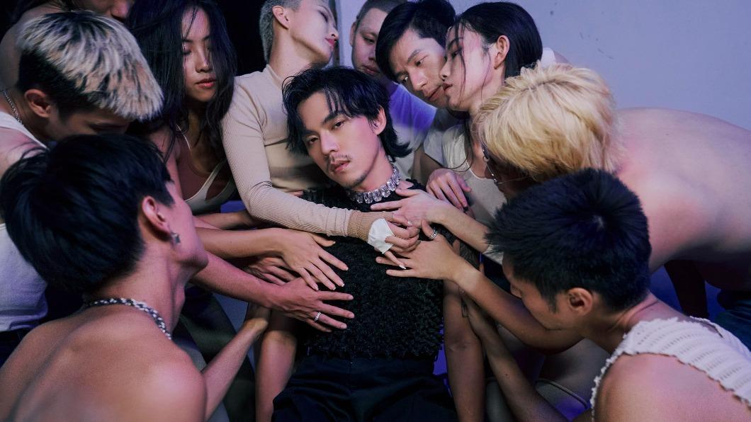 HUSH自剖身心靈慾望　廢墟直擊20男女限制級互動　