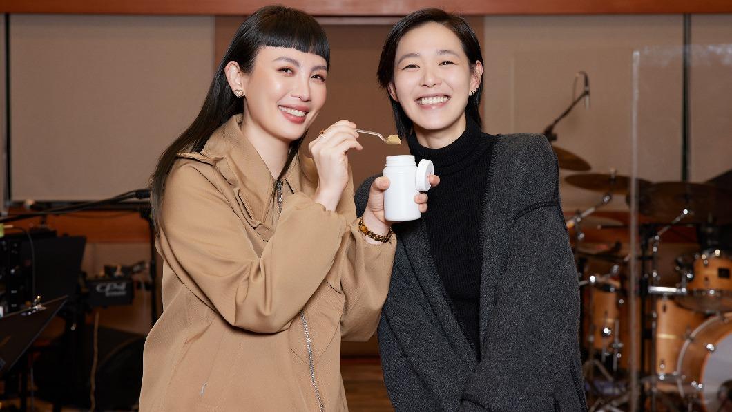 魏如萱(左)不藏私,還特別帶了護嗓秘方給安溥。(圖/聯成娛樂提供)