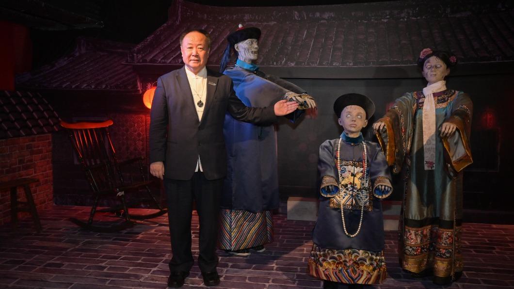 命理老師謝沅瑾看展覽。(圖/寬宏藝術提供)