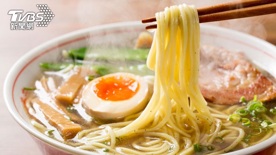 真有人吃?嗨嗑拉麵驚見「1配料」 男傻眼問:能吃嗎