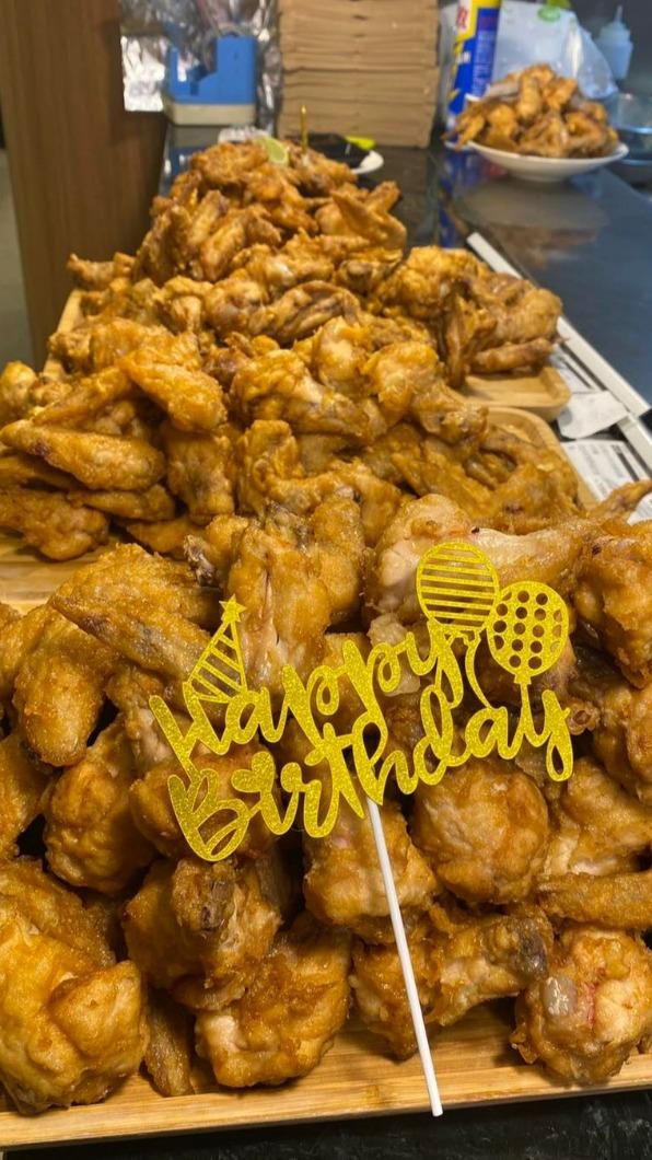 生日當天用餐,幾歲就送幾支炸雞翅。(圖/陽光皇后提供)