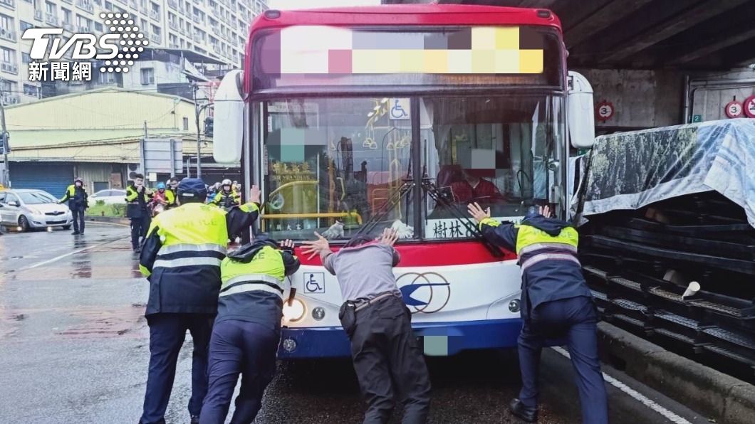 上班時間馬路成停車場!公車上橋突拋錨 13警幫推車