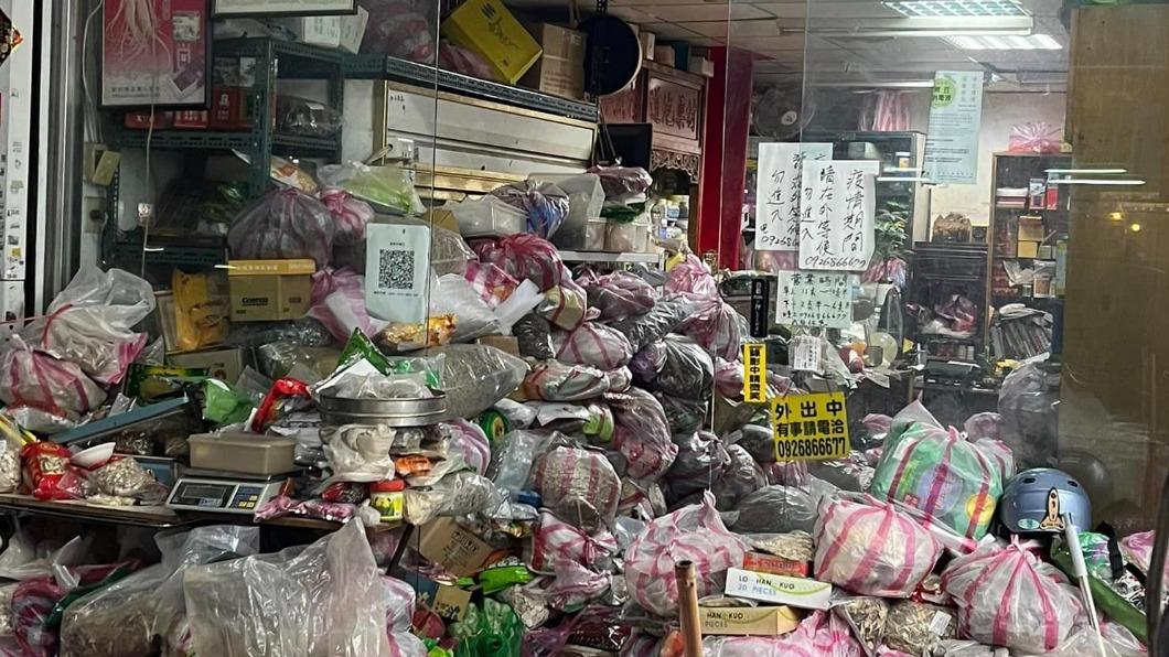 有網友表示,自己家附近的中藥行也是這樣。(圖/翻攝自路上觀察學院臉書)