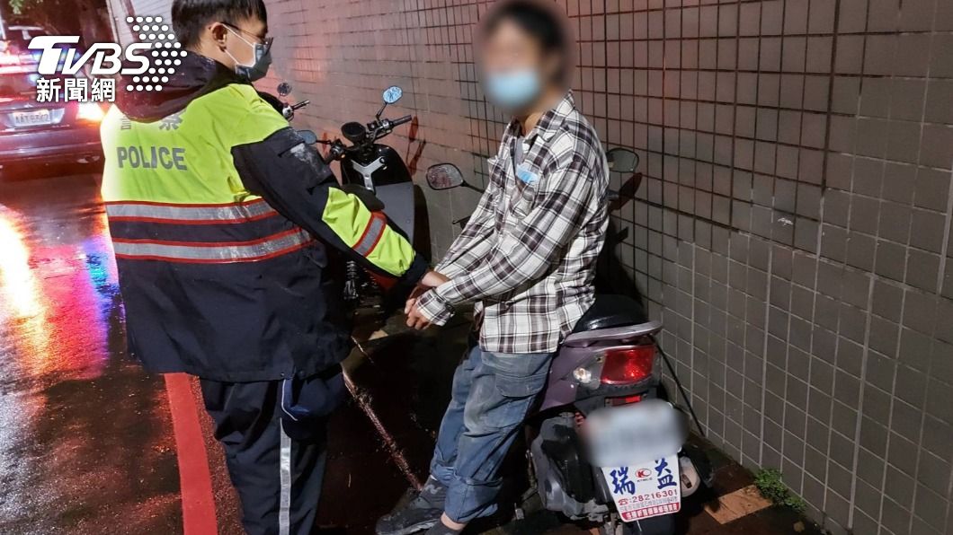 巡邏員警發現他在人行道上騎車搖晃,上前盤查。(圖/TVBS)