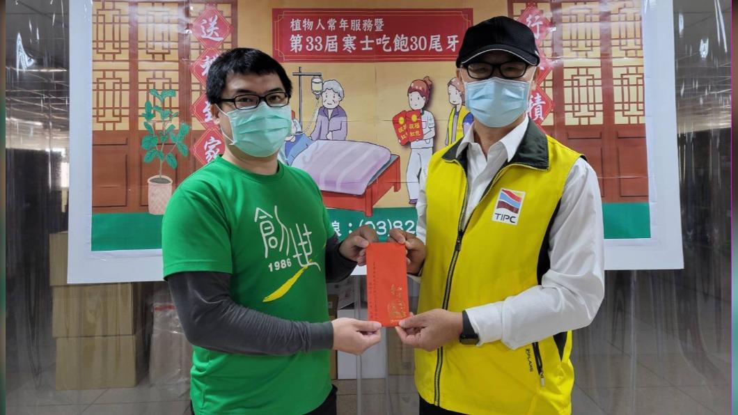 花蓮港務分公司王派峰總經理，帶領同仁前往創世花蓮分會捐款支持，也希望拋磚引玉。(圖/花蓮創世基金會提供)