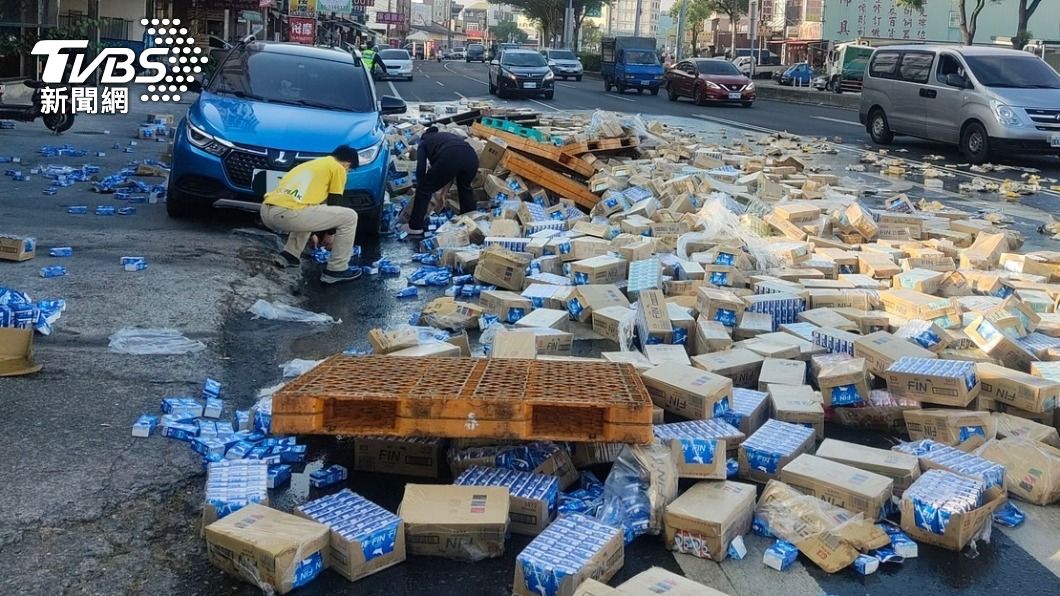 口渴嗎？900箱飲料從大貨車摔出來　狠砸路旁婦人愛車