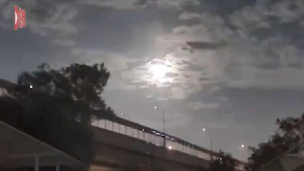 隕石將夜空徹底照亮。(圖/翻攝自「西部決策」微博)