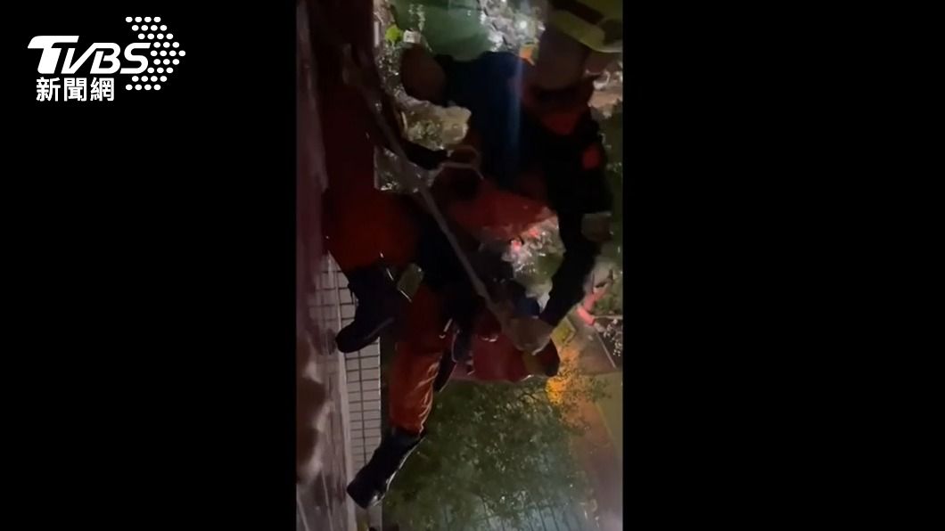 妙齡女站7樓窗台!勇消垂降搶救撞斷肋骨 忍痛完成任務