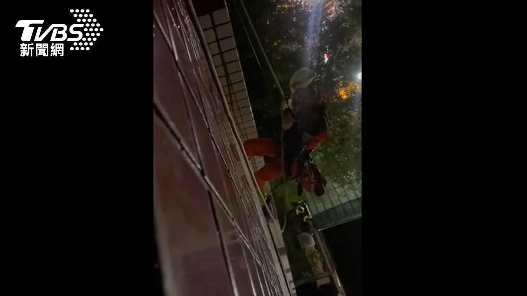 消防人員垂降搶救女子。（圖／TVBS）