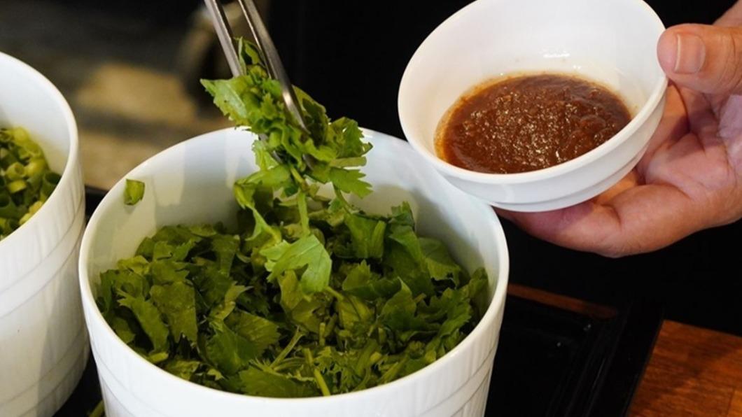 店員特別推薦沙茶醬一定要加香菜跟一點砂糖。(圖/PEKOのSimple Life提供)