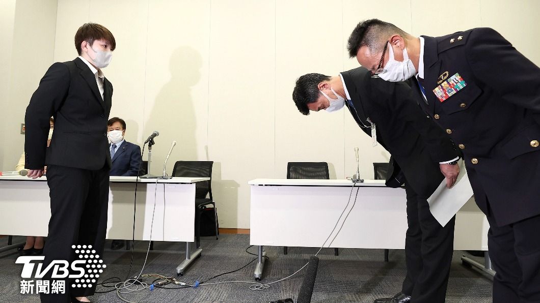 日本陸上自衛隊高層向五之井里奈（左）鞠躬道歉。（圖／達志影像美聯社）