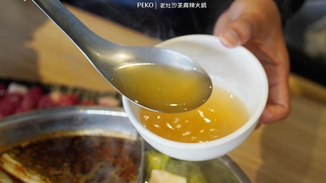 沙茶鍋的湯底是用扁魚、大骨和新鮮蔬果慢火熬煮而成。(圖/PEKOのSimple Life提供)