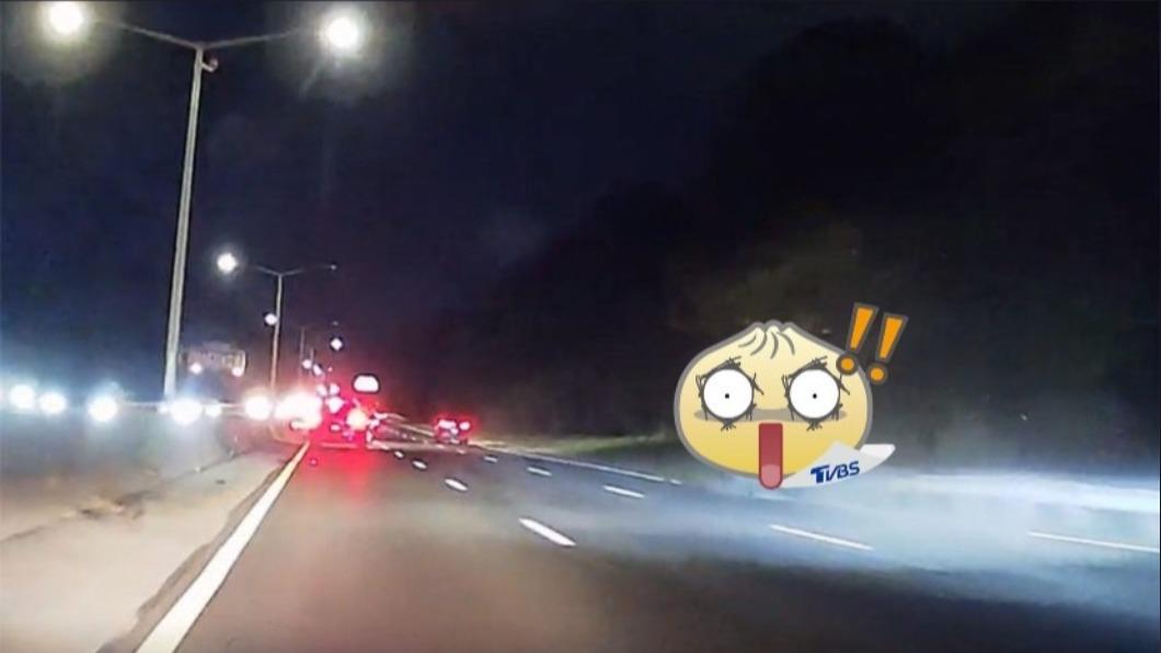 太囂張!BMW高速公路上飆速 波及無辜車輛翻滾數圈