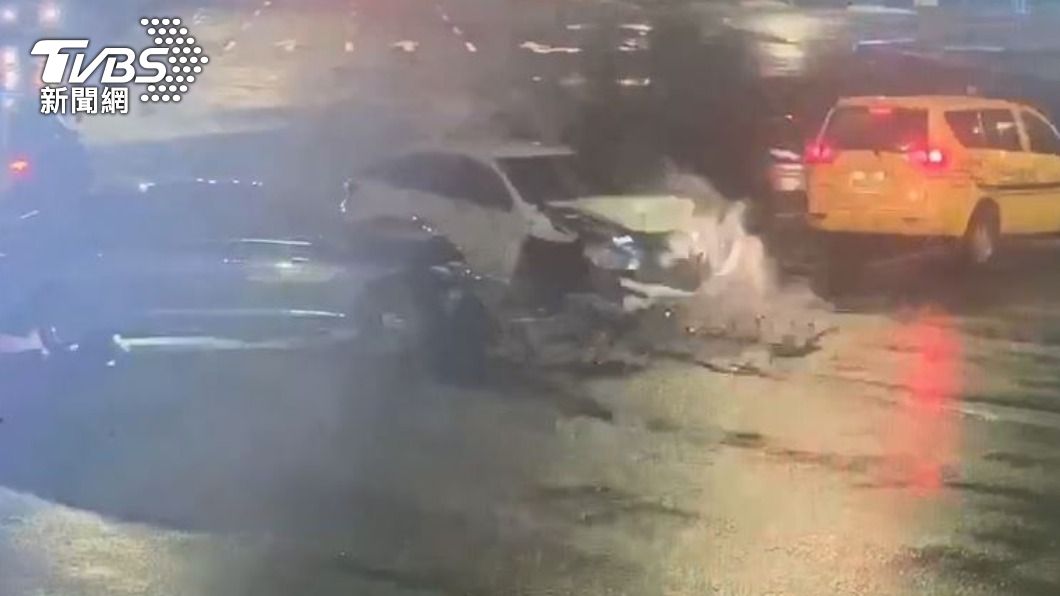 北投路口碰碰車!看到綠色的燈就走 駕駛違規直行撞2車