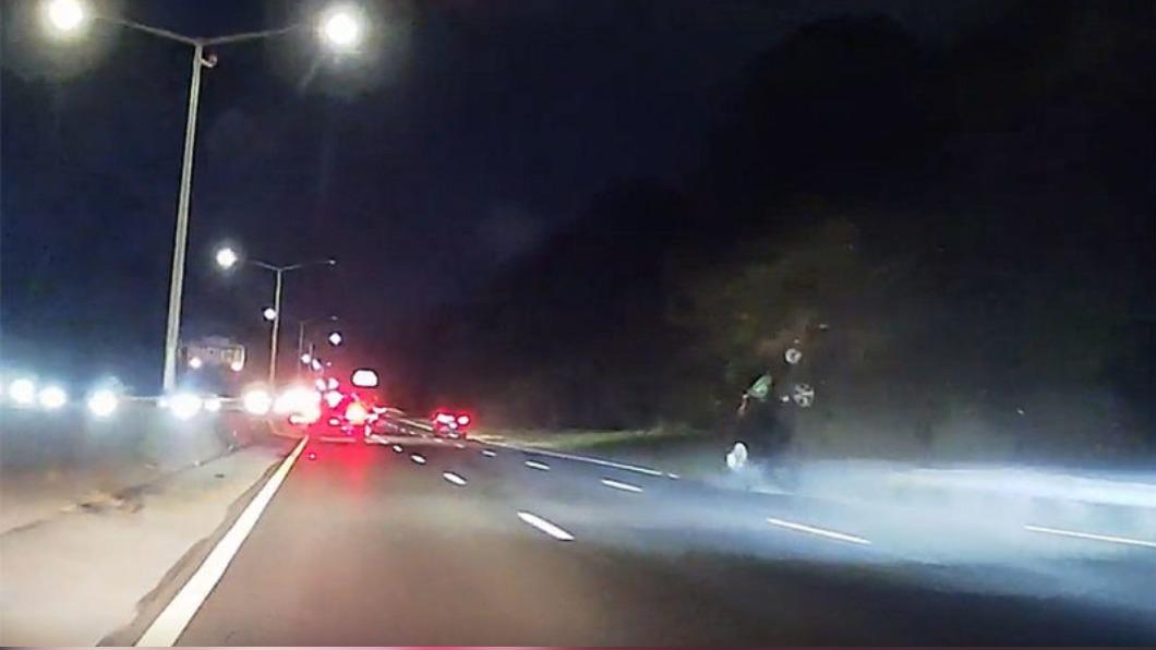 BMW5系列疑似超車不當,車尾掃到他車肇事,翻滾數圈。(圖/ 翻攝自Reddit)