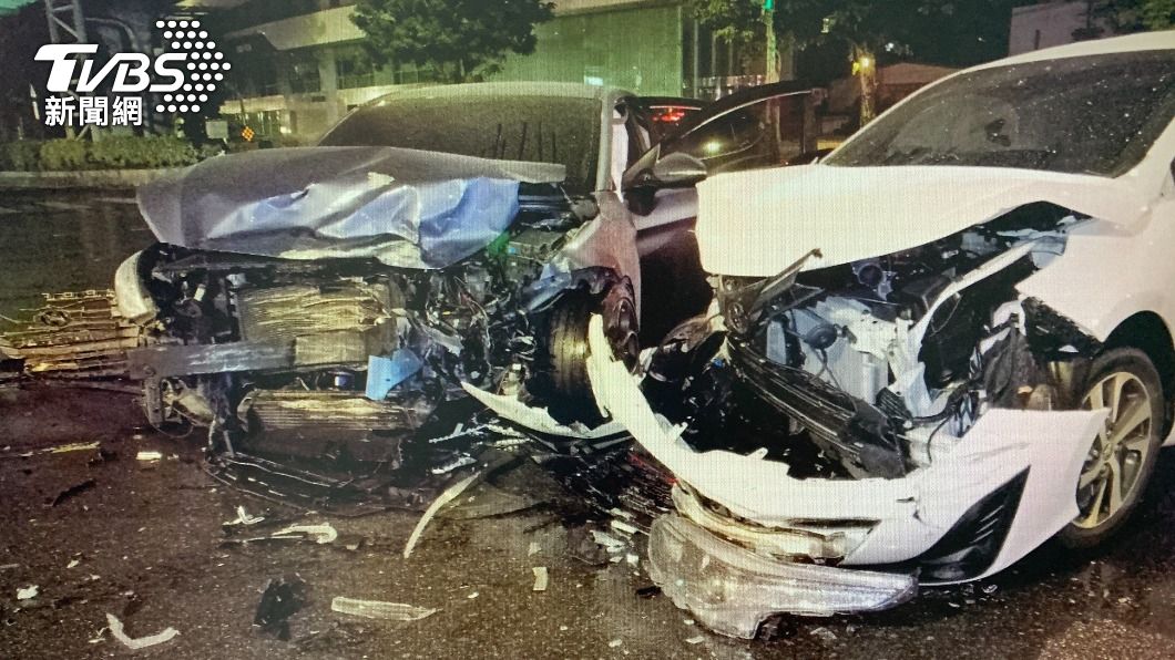 車殼嚴重變形、前保桿脫落。(圖/TVBS)