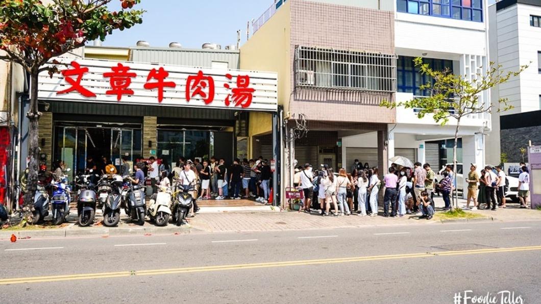 「文章牛肉湯」直接排到隔壁棟去了。（圖／波妮說食話提供）