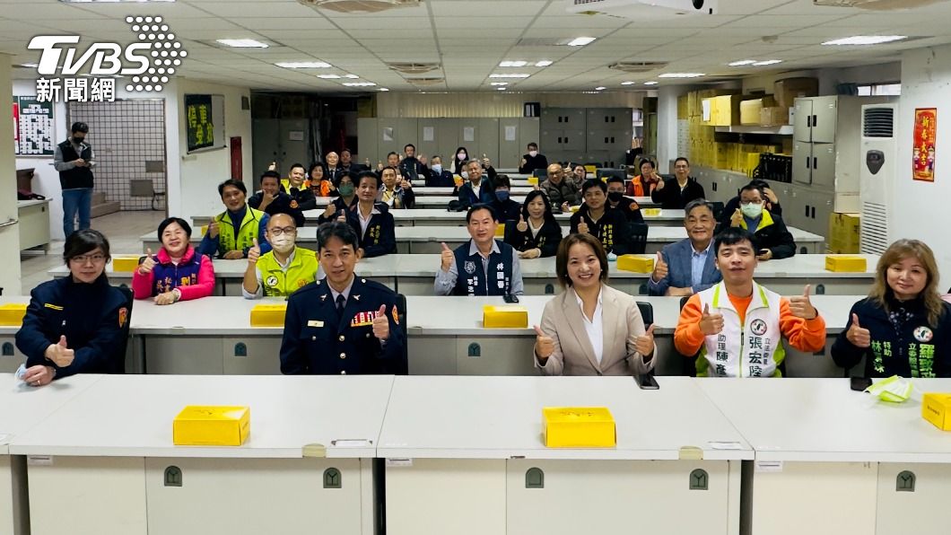 海山分局長周振安向新任所長們喊話,共同守護轄內治安。(圖/TVBS)