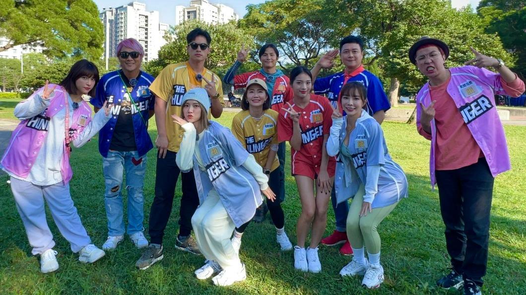 峮峮(左起) 、王仁甫、許孟哲、蔡黃汝、謝忻、孫協志、家儀、王燦、巫苡萱、大根出外景。(圖/中視提供)