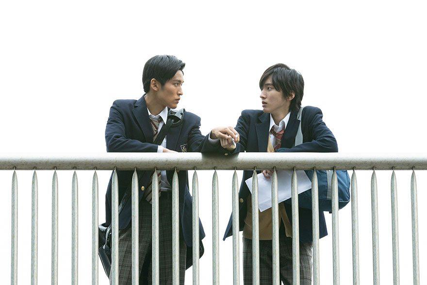 目黑蓮(左)、道枝駿佑(右)曾一起演出《被擦掉的初戀》。(圖/翻攝自日本官網)