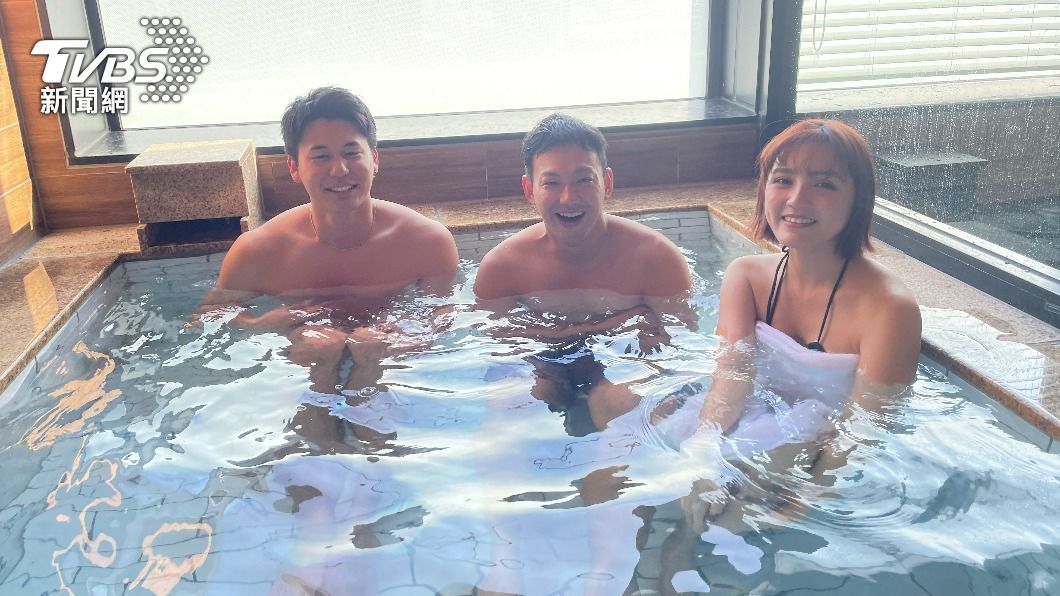 3人一起在高空泳池泡湯。(圖/TVBS)