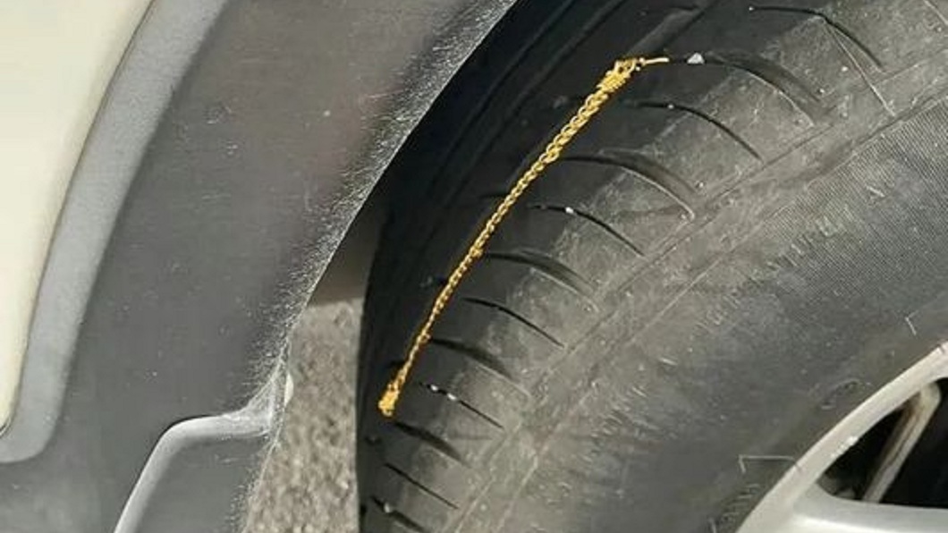 帶財的車車!他輪胎深溝卡金鍊子 網嘆:我的只吃釘子