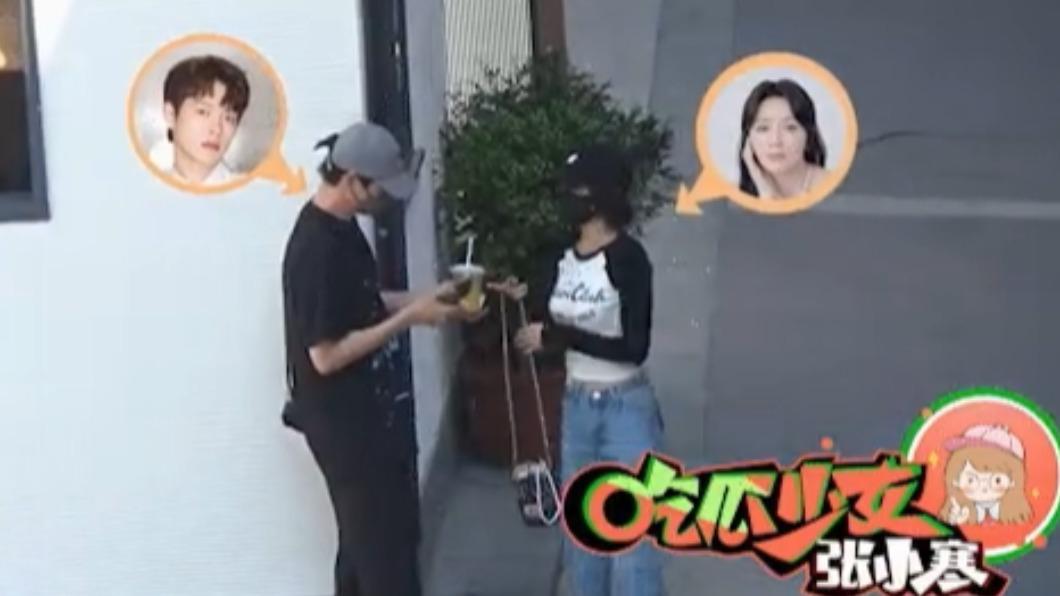 魏大勛貼心幫秦嵐拎包。(圖/翻攝吃瓜少女張小寒微博)