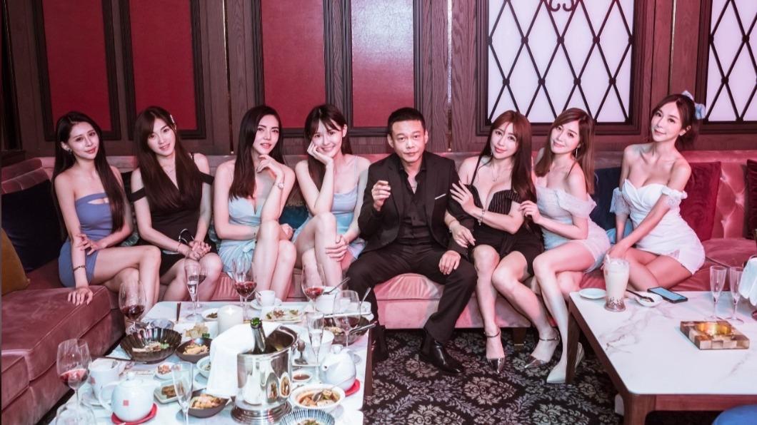 李康生山中森林飾演剛出獄大哥，被朋友招待到酒店，樂被美女圍繞。（圖／禾力文創提供）