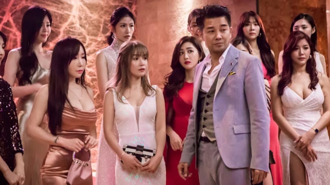 李千娜飾演的小靜是因為下球輸錢而下海的酒店小姐，被謝承均飾演的黑道大哥用賭控制。（圖／禾力文創提供）