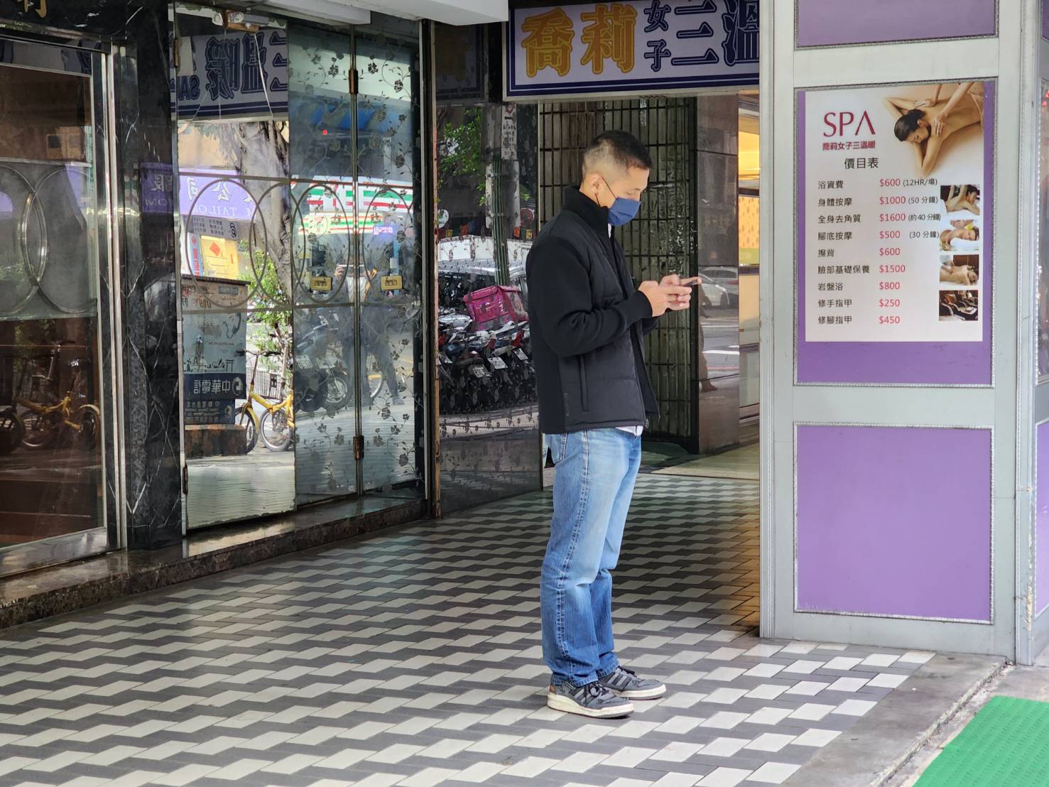 真「一人戰場」?直擊吳怡農趕行程獨自騎樓等小黃 農:議員很忙