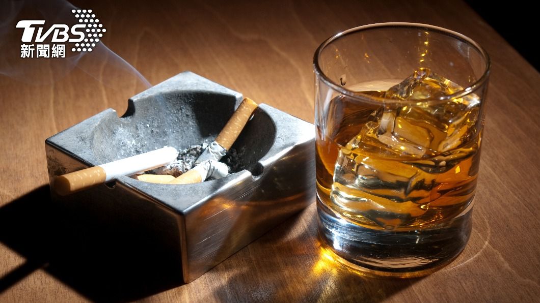 抽菸酗酒不只對傷身體、也同樣會加速皮膚的老化。(示意圖/Shutterstock達志影像)