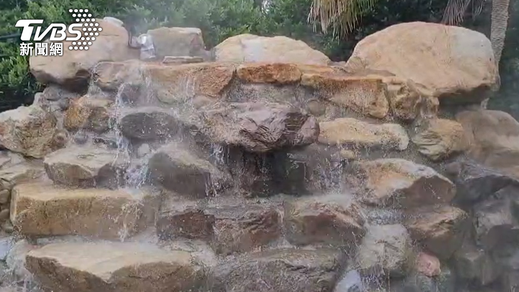 溫泉區的石頭造景流出水花。(圖/TVBS)