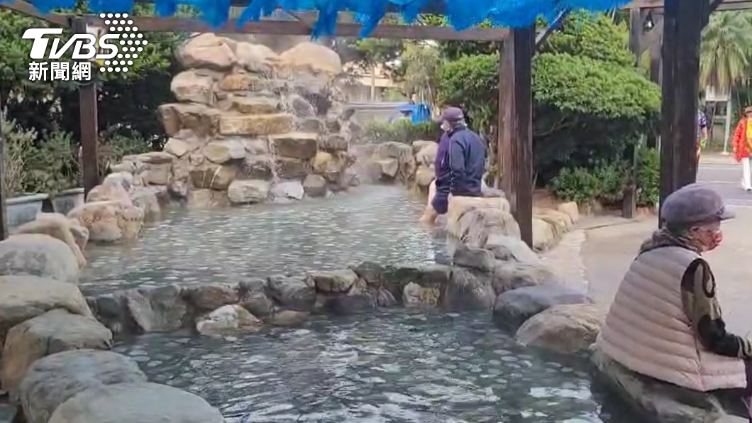 寒流逼近!苗栗「類溫泉」正夯 遊客捲褲管泡腳還天天來